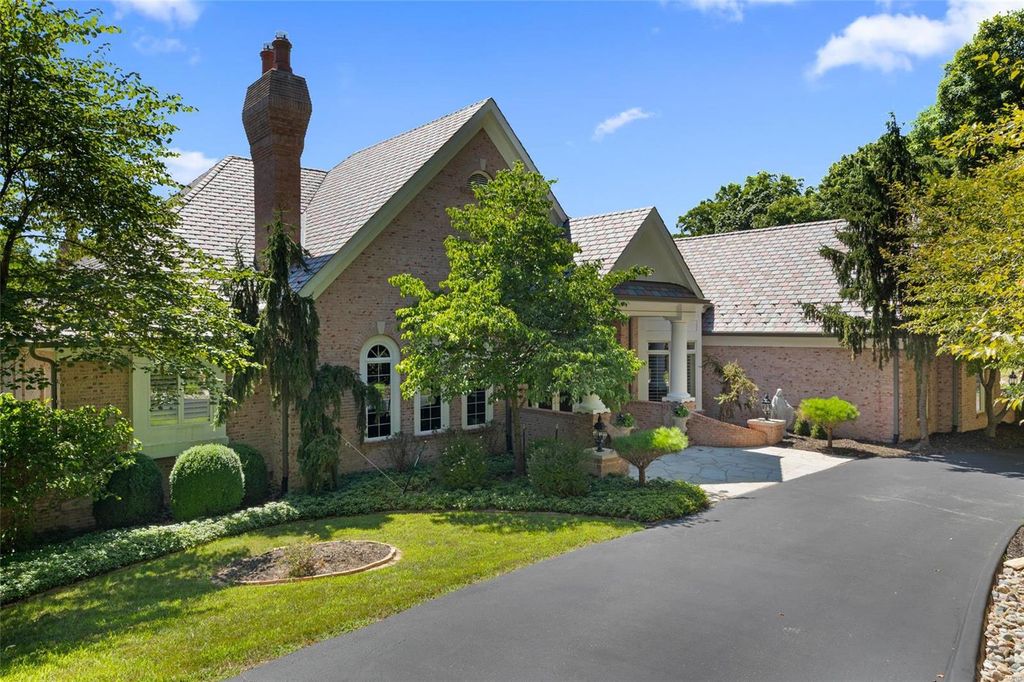 537 Hawk Point Dr, Saint Albans, MO 63073