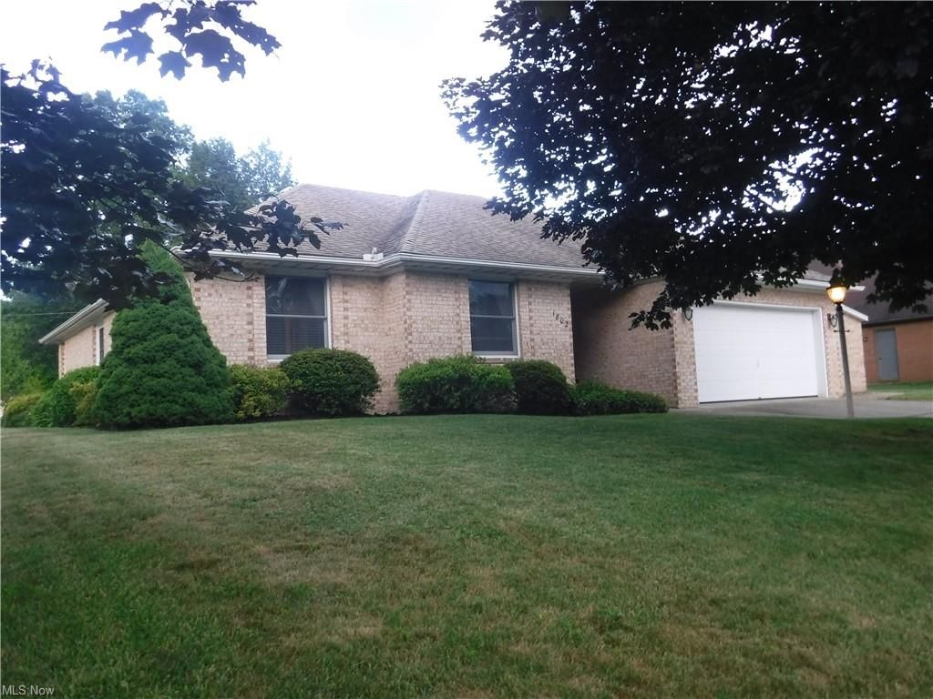 1802 Eagle Dr, Coshocton, OH 43812