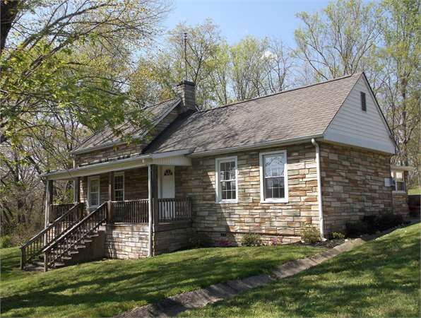 112 Roark St, Hurt, VA 24563