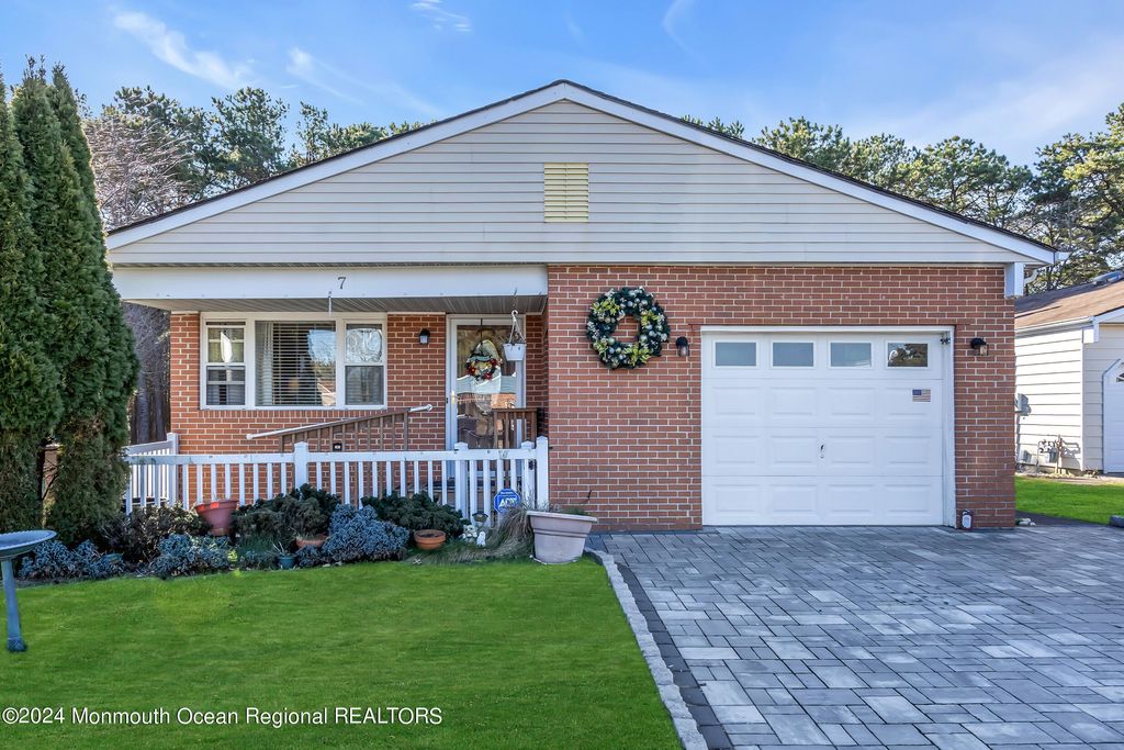 7 Oakham Court, Toms River, NJ 08757