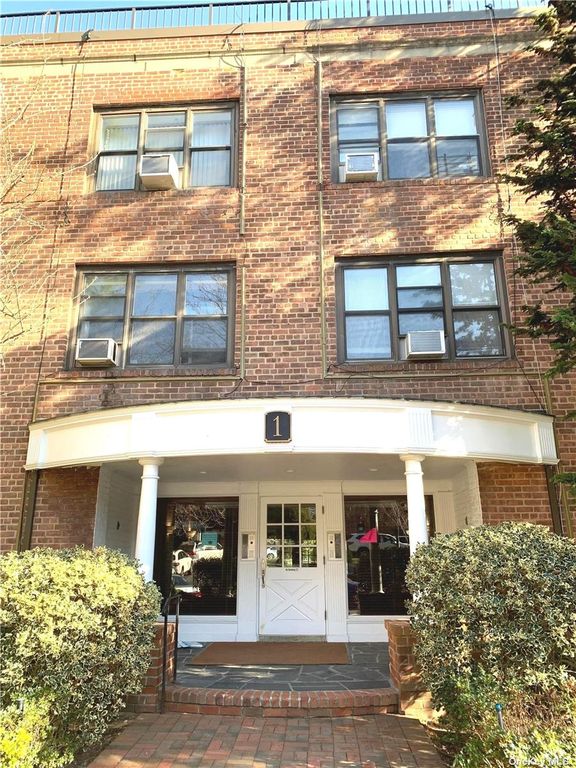 1 Townhouse Place UNIT 3K, Great Neck, NY 11021 See Est. Value