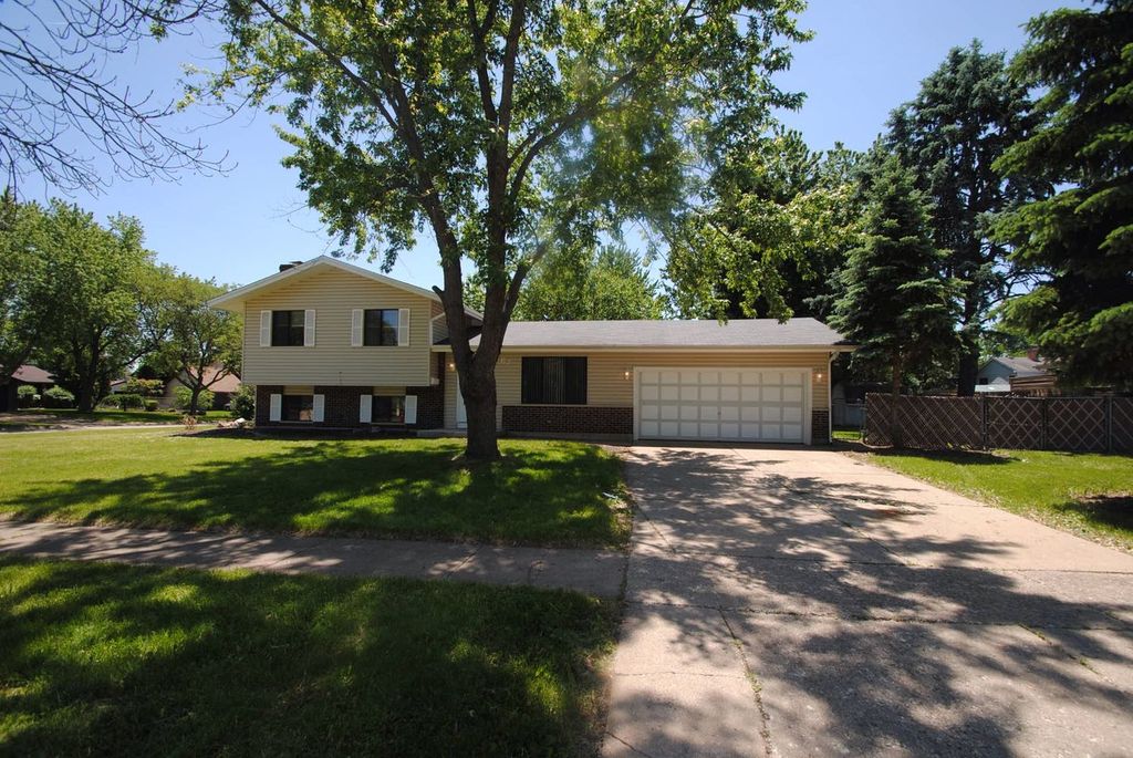 67 Barrow Dr, Crystal Lake, IL 60014
