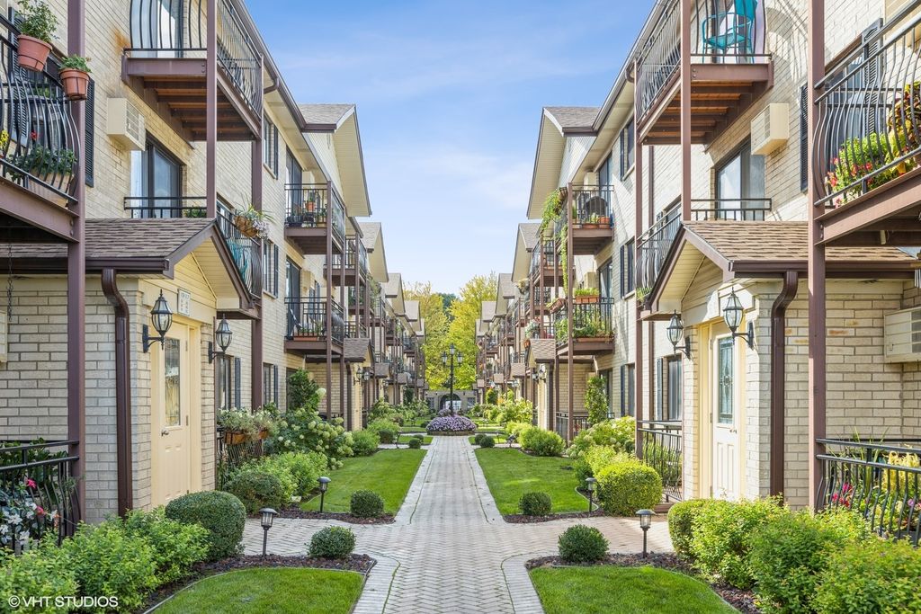5143 N East River Rd #350, Chicago, IL 60656