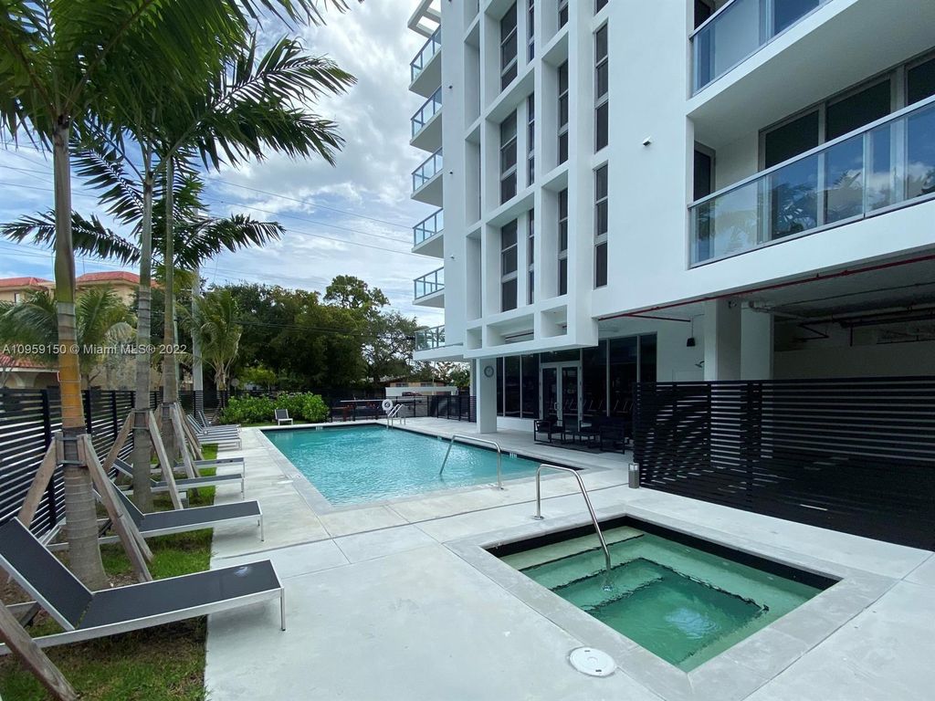 13800 Highland Dr #302, Miami, FL 33181