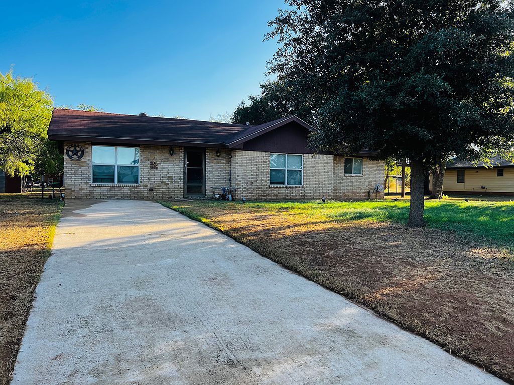305 E Hugo St, Dilley, TX 78017 Trulia