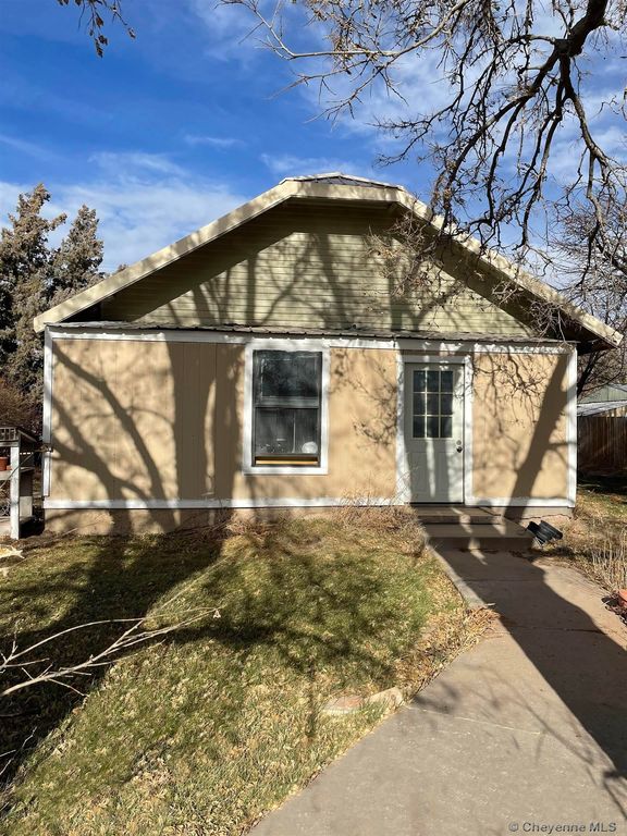 322 6th Ave, Albin, WY 82050
