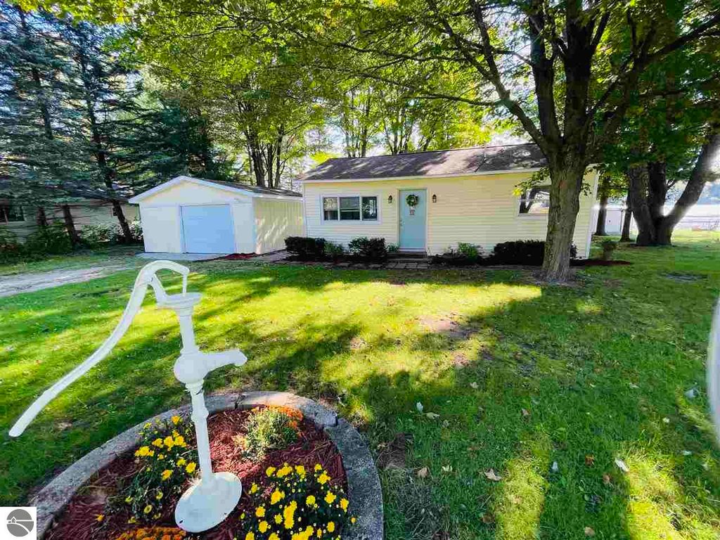 210 Autumn Rd, Cadillac, MI 49601