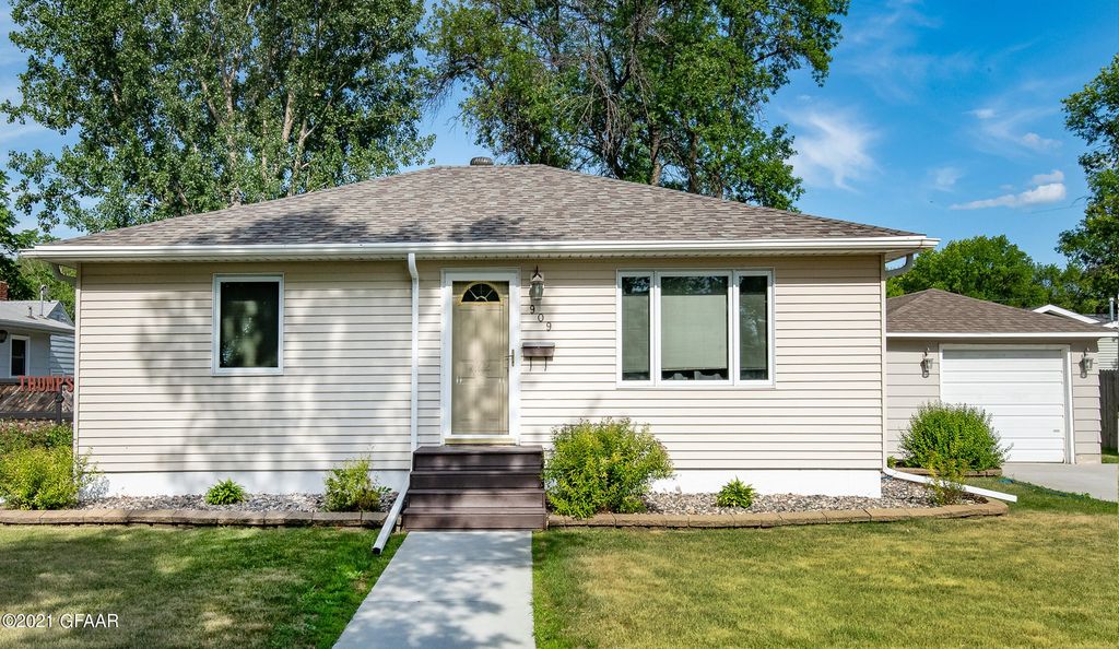 909 S 11th St, Grand Forks, ND 58201