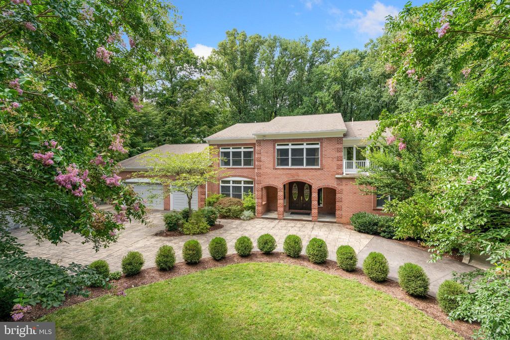 8505 Carlynn Dr, Bethesda, MD 20817