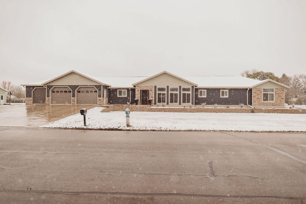 12924 Prairiewood Dr, Aberdeen, SD 57401