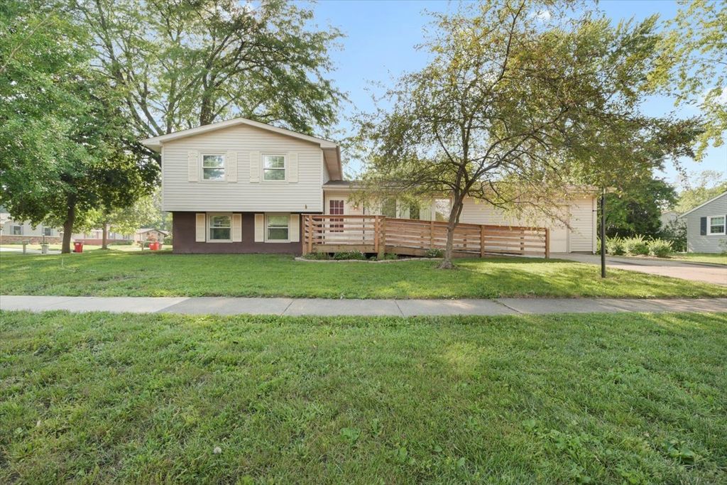 2202 Glenoak Dr, Champaign, IL 61821