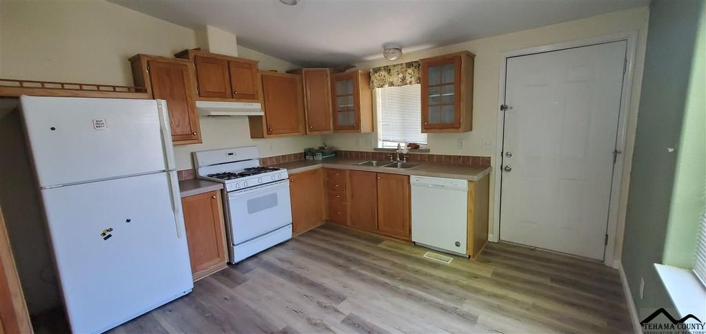 9483 Riverview Ave, Los Molinos, CA 96055