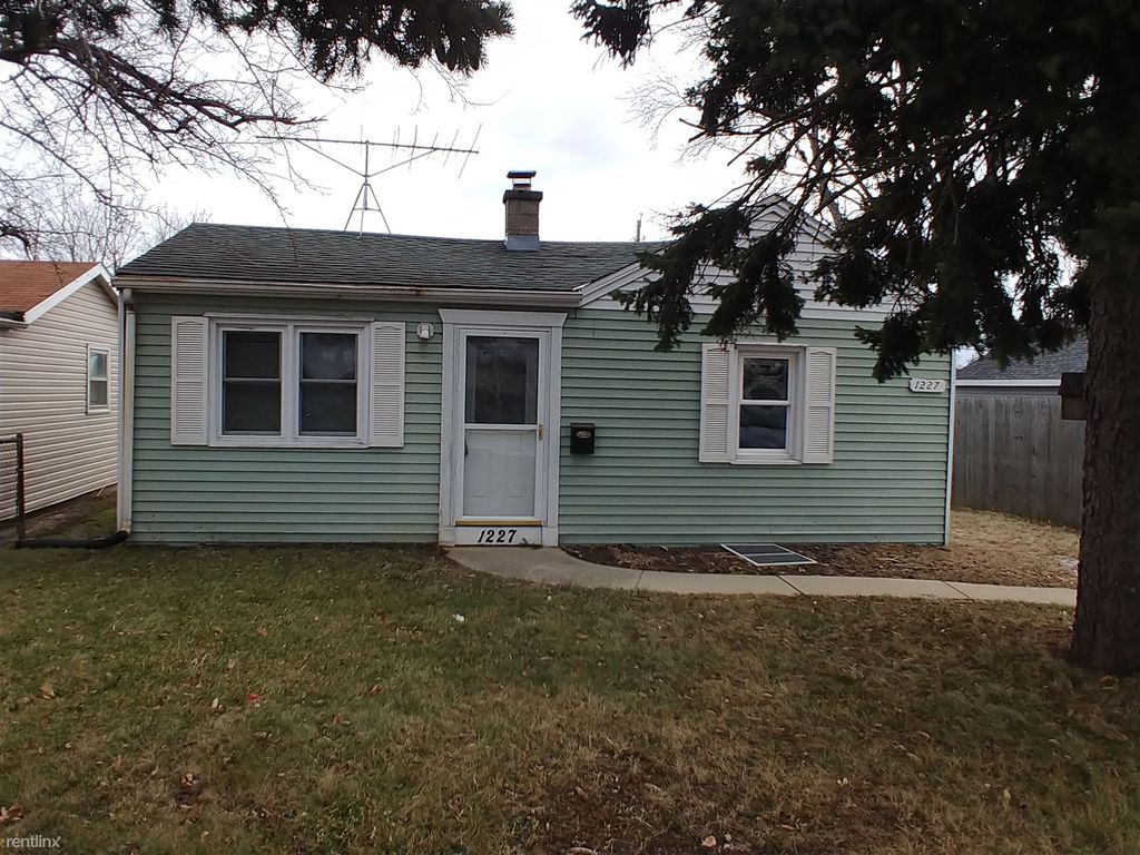 1227 Ohio St, Racine, WI 53405