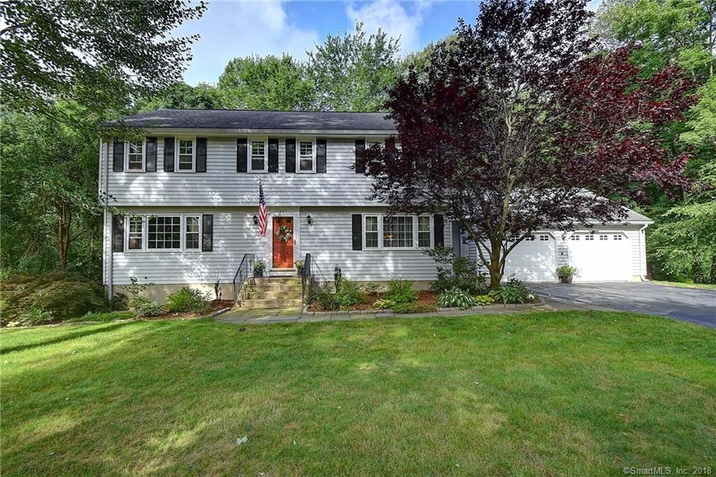 137 Belle Woods Dr, Glastonbury, CT - 4 Bed, 2.5 Bath Single-Family