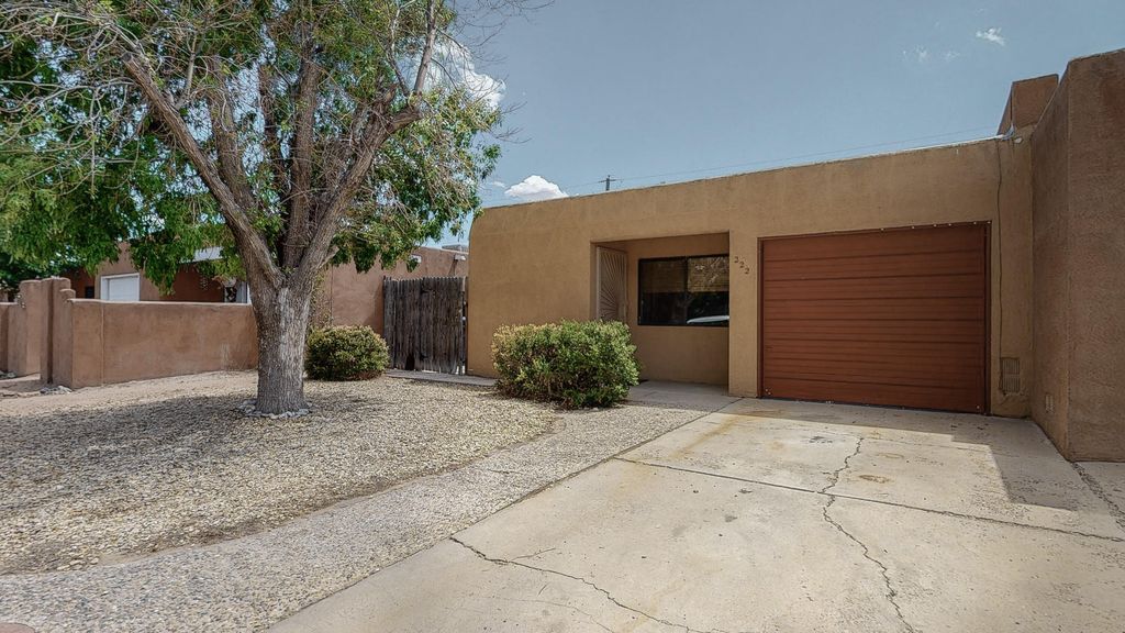 222 Shannon Pl NW, Albuquerque, NM 87107