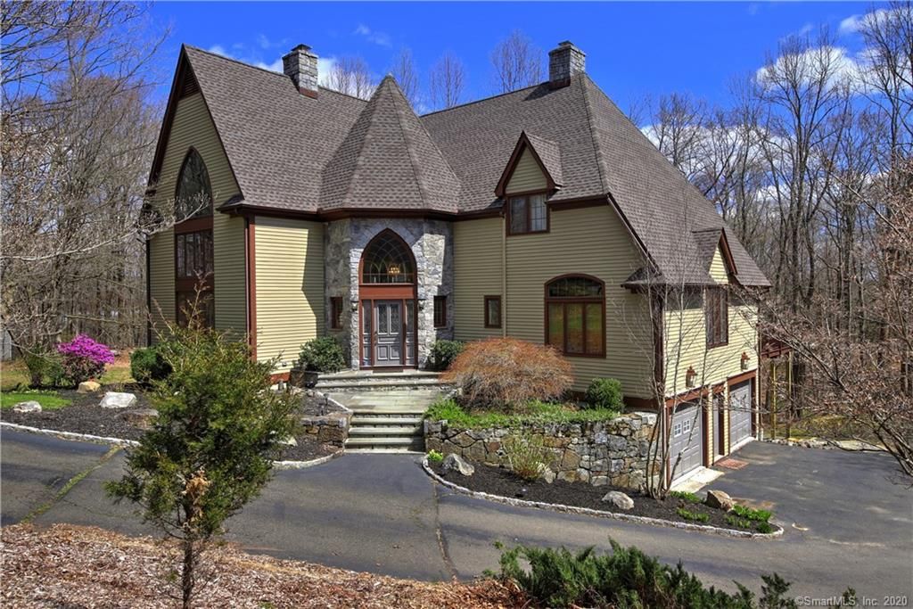 108 Coventry Ln, Trumbull, CT 06611