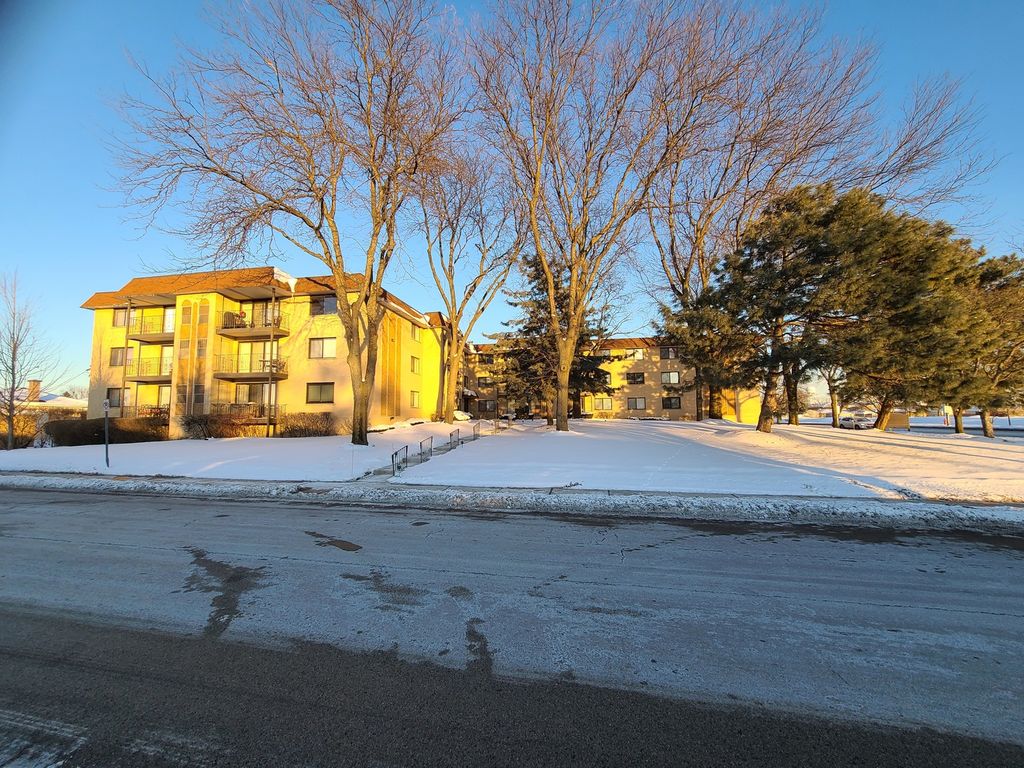 7650 W Lawrence Ave #107, Norridge, IL 60706