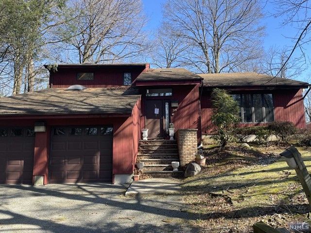 99 Old Hook Rd, Closter, NJ 07624