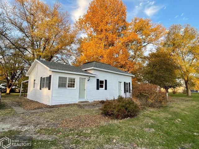 304 110th St, Pleasant Plain, IA 52540
