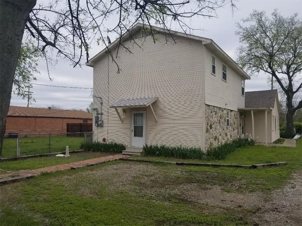 406 N Denny St, Howe, TX - 2 Bed, 2 Bath Multi-Family Home - 14 Photos