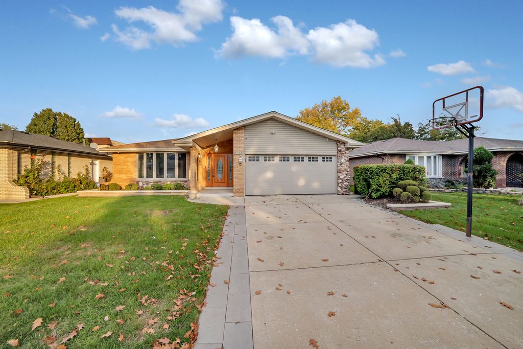 9209 S Komensky Ave, Oak Lawn, IL 60453