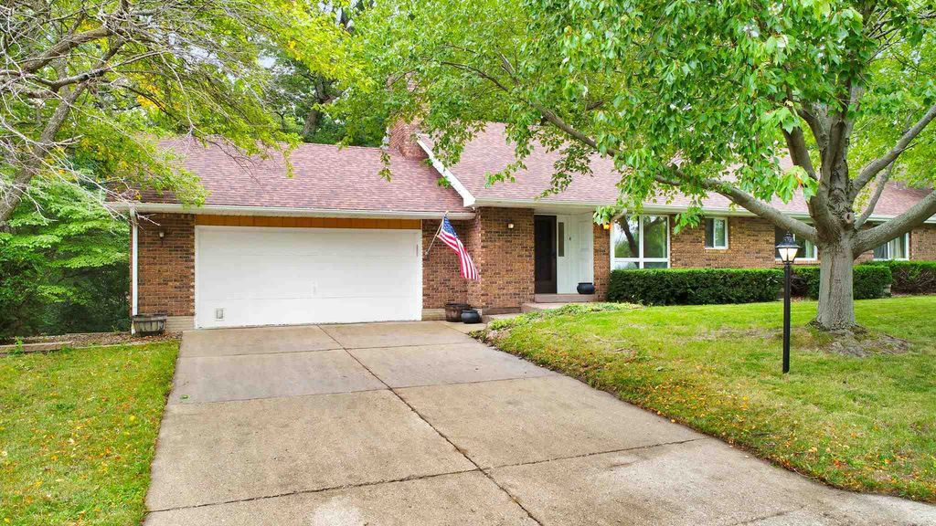 1-1B Country Club Ct, Pekin, IL 61554