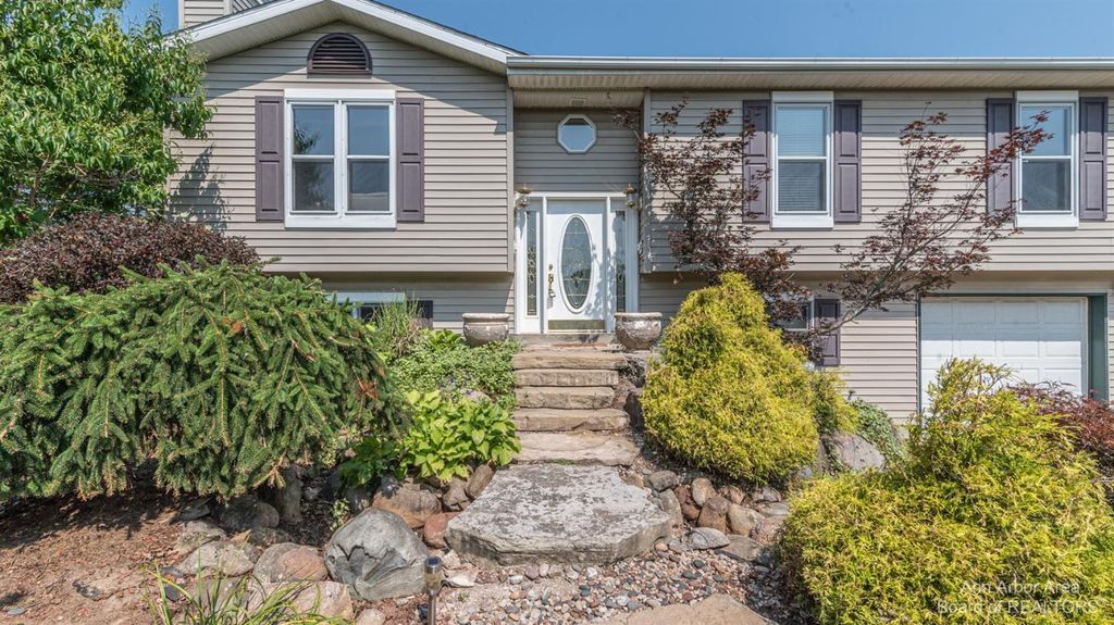 2992 Henry Rd, Jackson, MI 49201