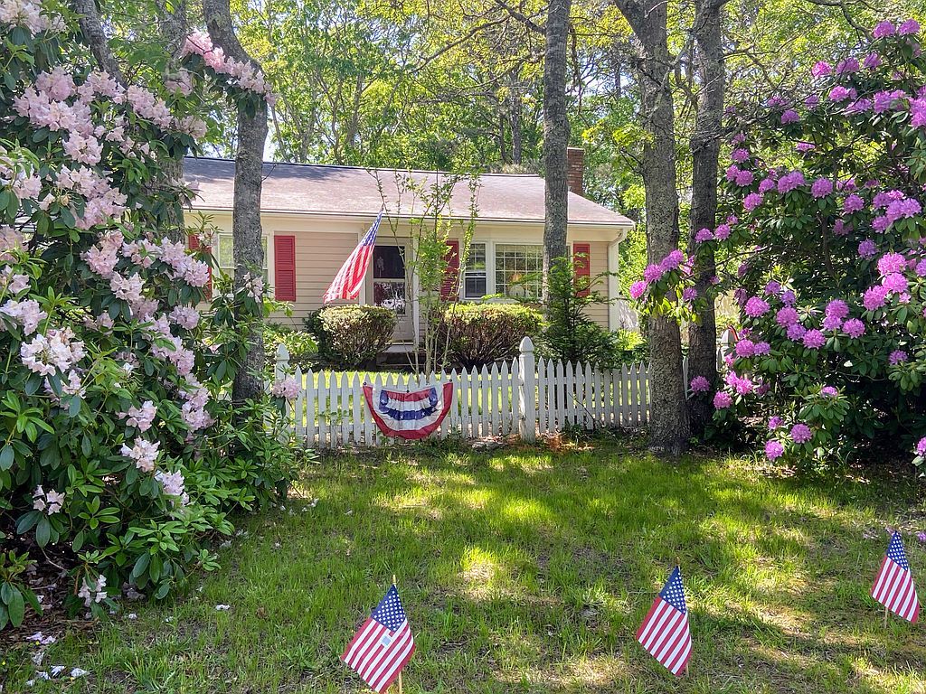 255 Old Strawberry Hill Rd, Hyannis, MA 02601