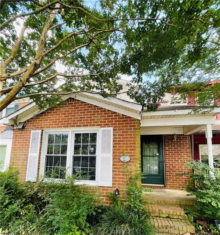 490 Falling Ln, Virginia Beach, VA 23454
