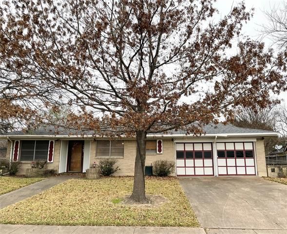 1303 Crestridge St, Ennis, TX 75119