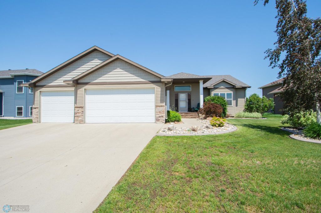 1218 35th Street Cir S, Moorhead, MN 56560