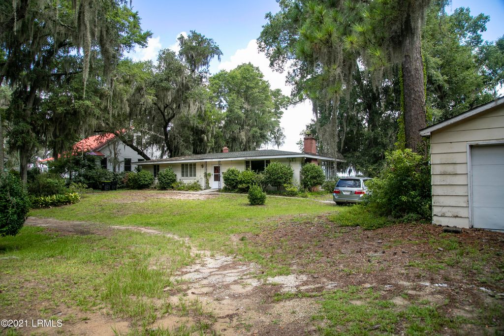1205 Laudonniere St, Beaufort, SC 29902