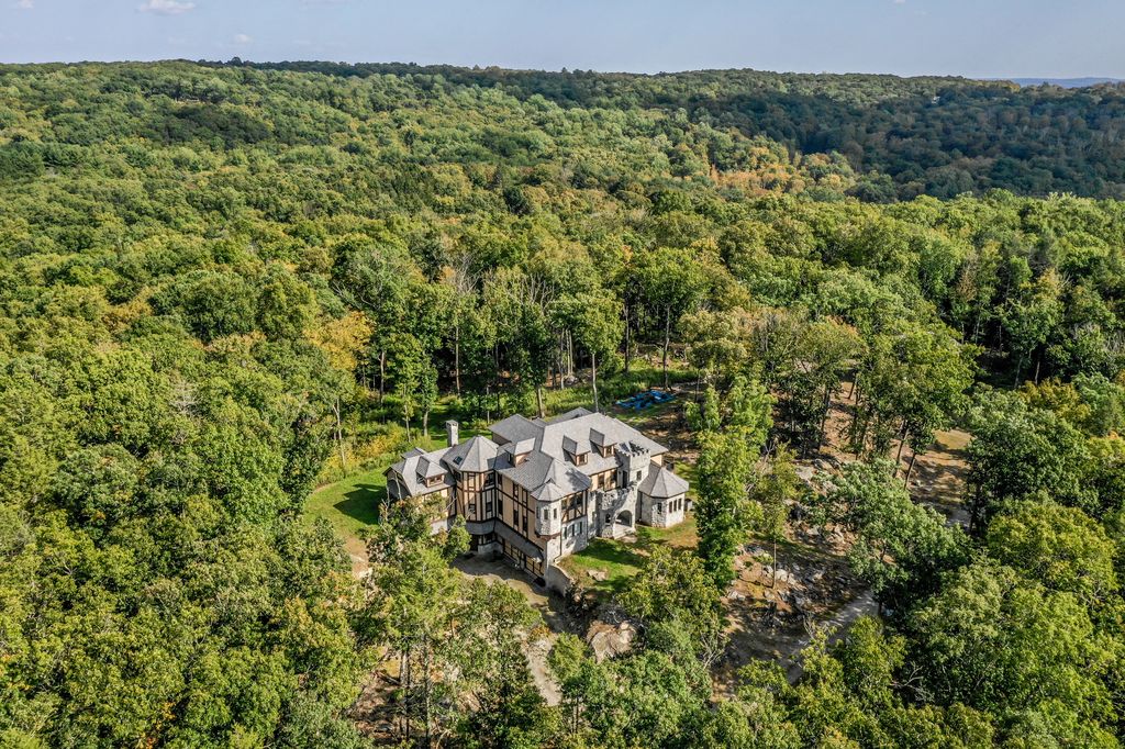 8 Beach Hill Rd W, Bridgewater, CT 06752