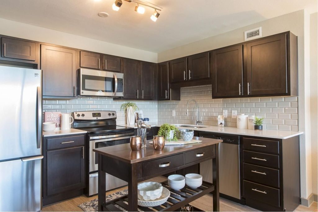 2828 Bammel Ln #704, Houston, TX 77098