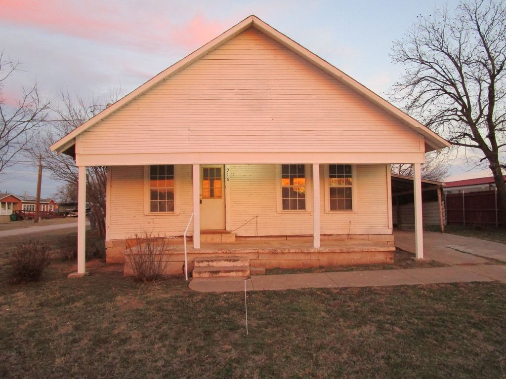 916 N  Bridge St, Henrietta, TX 76365