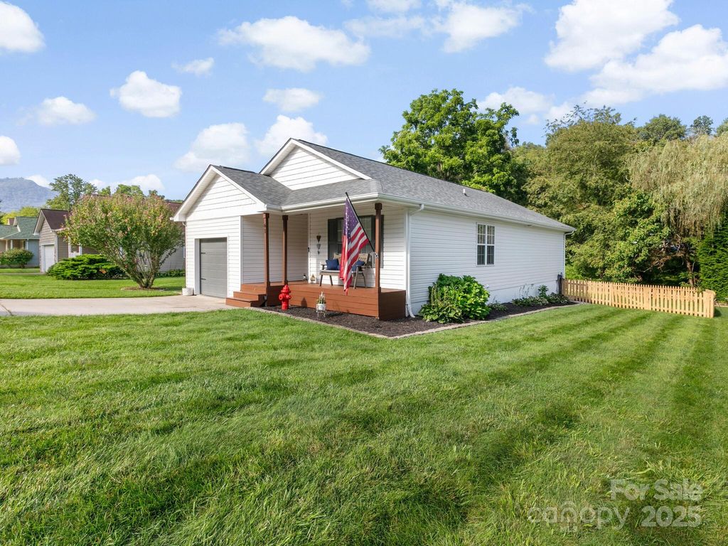 61 Village St, Clyde, NC 28721