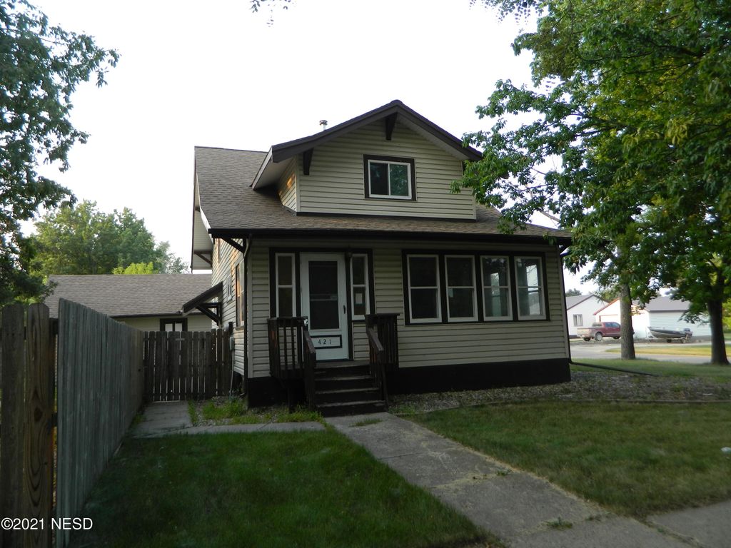 421 E  10th Ave, Webster, SD 57274