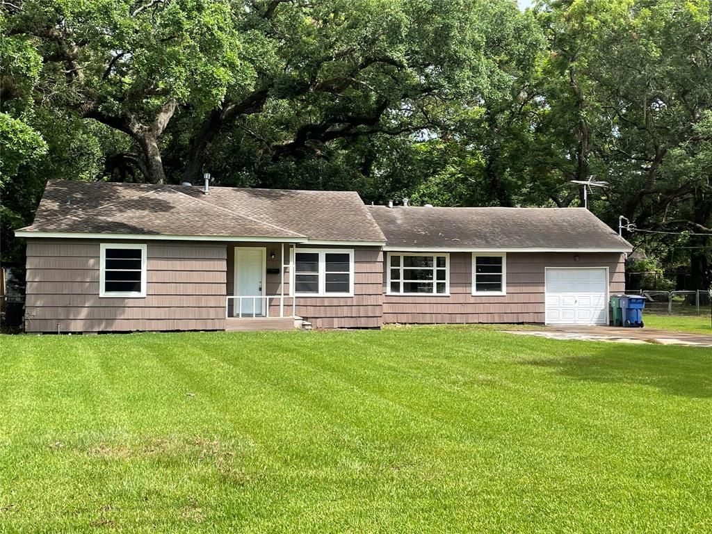 705 Avenue B, Sweeny, TX 77480