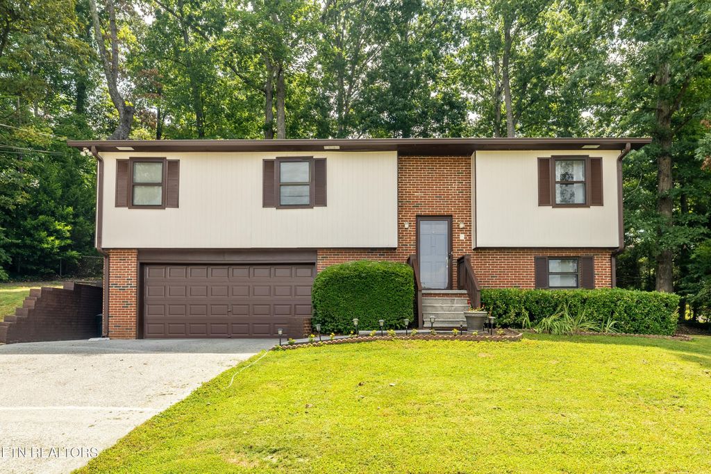 2220 Richwood Dr, Maryville, TN 37803