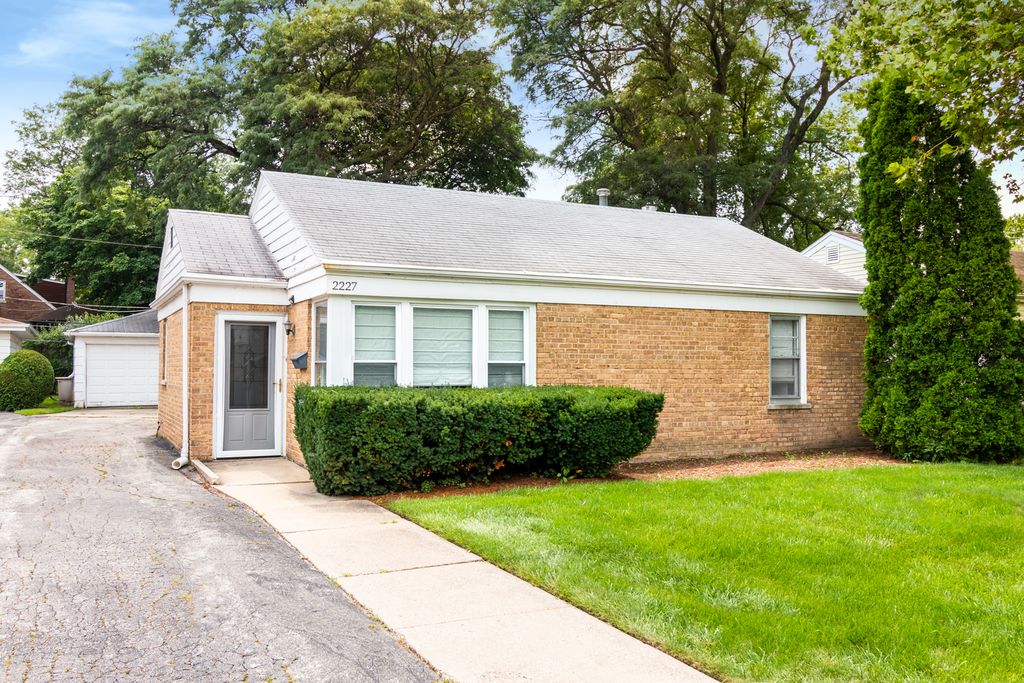 2227 Harrison St, Glenview, IL 60025