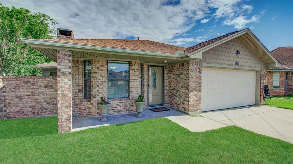 3946 Suncrest Dr, Groves, TX 77619