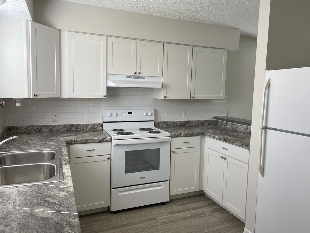 76 W 11th St, Atlantic Beach, FL 32233
