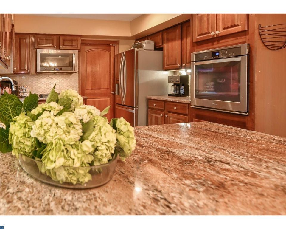 2 Mercator Ln, Willingboro, NJ 08046