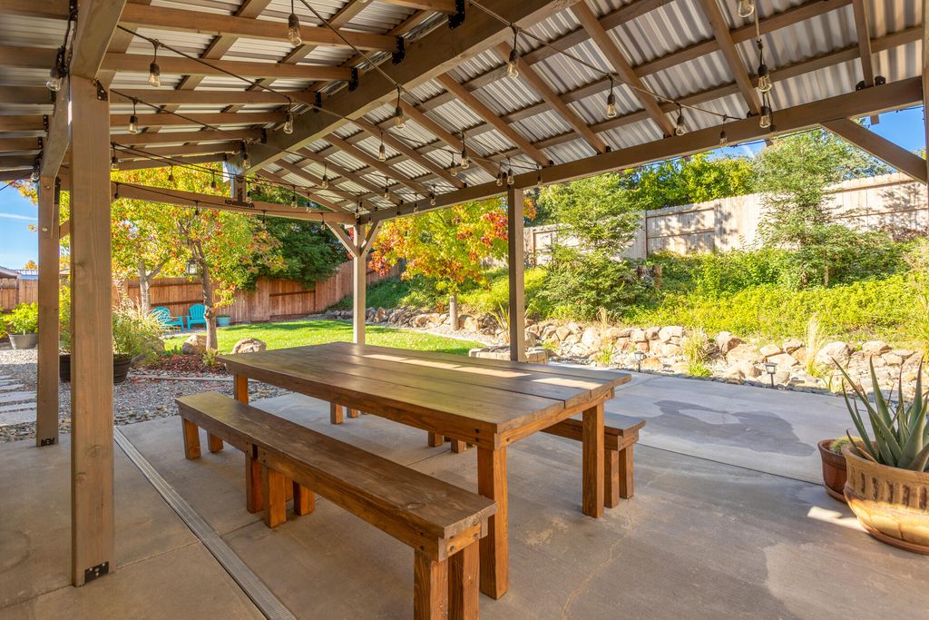 2870 Salmonberry Dr, Redding, CA 96003