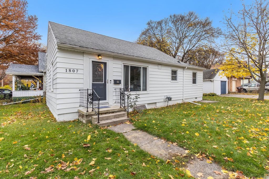 1807 Delevan Ave, Lansing, MI 48910