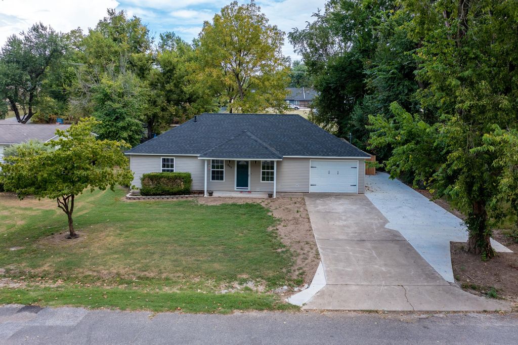 603 S Spring St, Grove, OK 74344