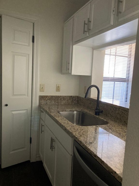 1734 Crest Point Dr, Arlington, TX 76012