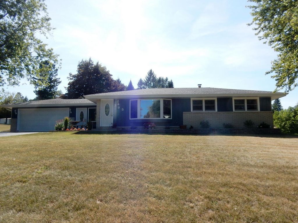 795 Hi Ridge Ave, Waukesha, WI 53186