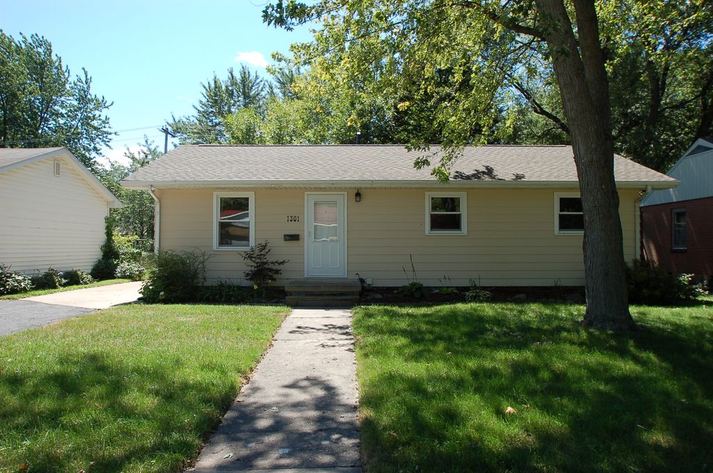 1301 Fairlawn Dr, Urbana, IL 61801