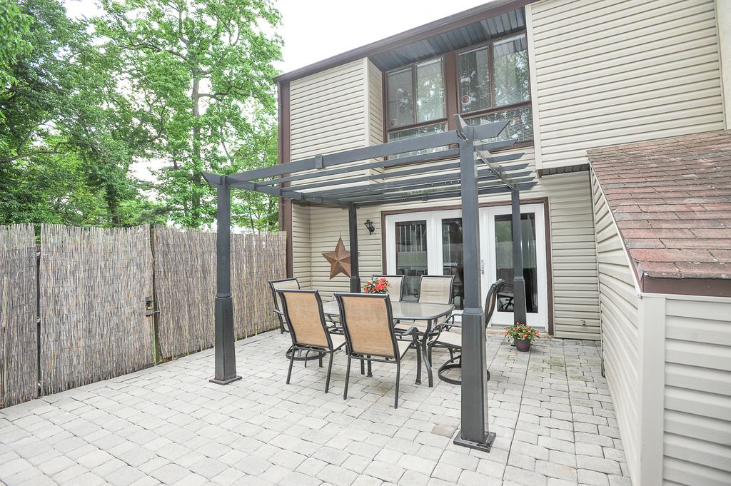 48 W Azalea Ln, Mount Laurel, NJ 08054